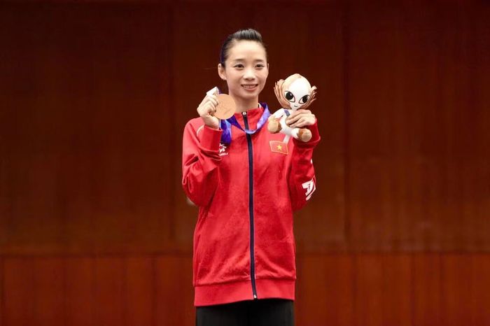 Dương Thúy Vi trên bục vinh quang Asiad 20. Ảnh: Trọng Đạt.