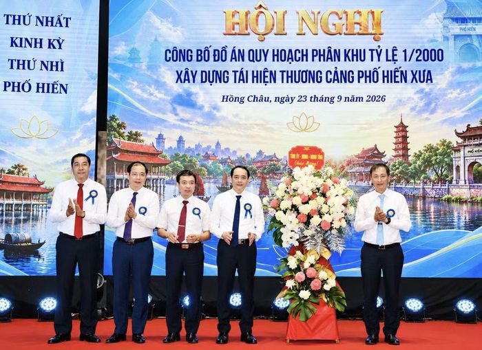 Ông Nguyễn Hùng Nam - Phó Chủ tịch UBND tỉnh Hưng Yên, tặng hoa chúc mừng các phường, xã trong vùng quy hoạch. (Ảnh: B.H.Y)