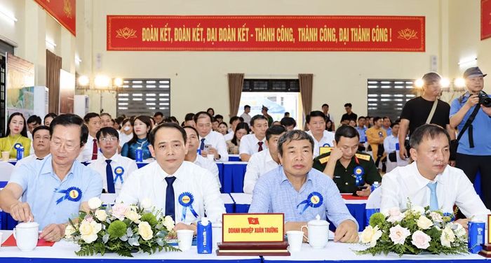 Các đại biểu tại buổi công bố Đồ án quy hoạch phân khu tỷ lệ 1/2.000 xây dựng tái hiện thương cảng Phố Hiến xưa.
