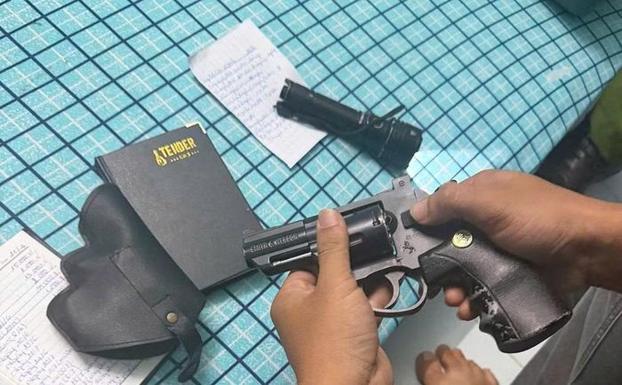 Tang vật thu giữ tại nơi ở của Trần Hùng Hậu. Ảnh: A. Tầm