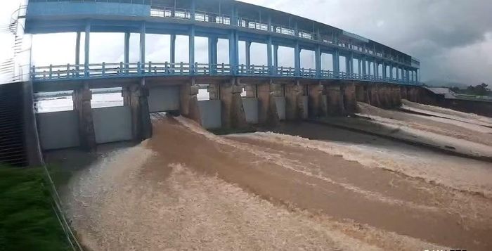 Mực nước dâng cao, hồ Ba Bàu có thể mở tối đa 5 cửa tràn.