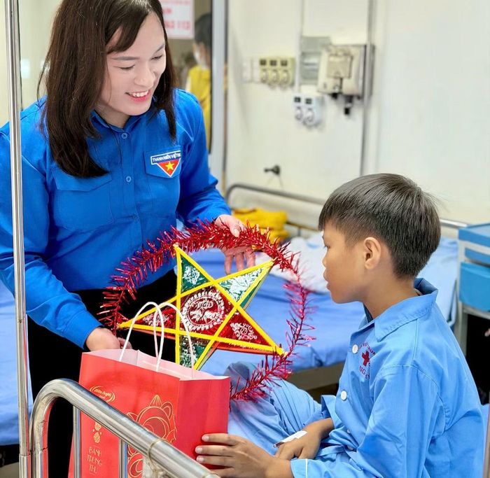 Chị Nguyễn Mai Anh tặng quà cho các bệnh nhi