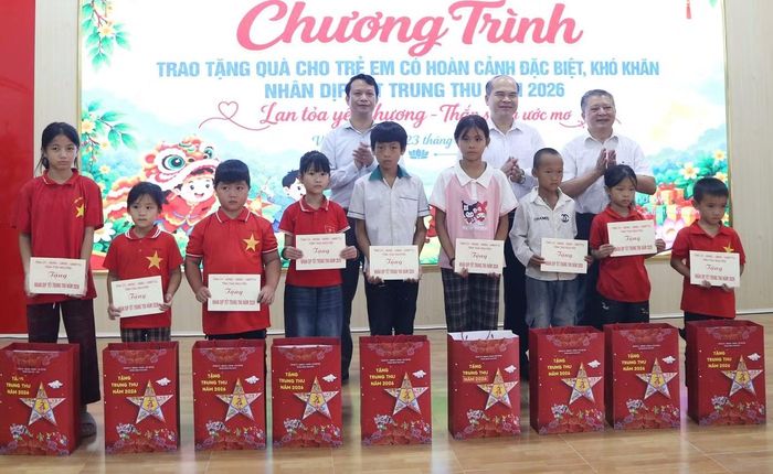 Đoàn công tác của tỉnh Thái Nguyên tặng quà cho trẻ em tại xã Văn Lang