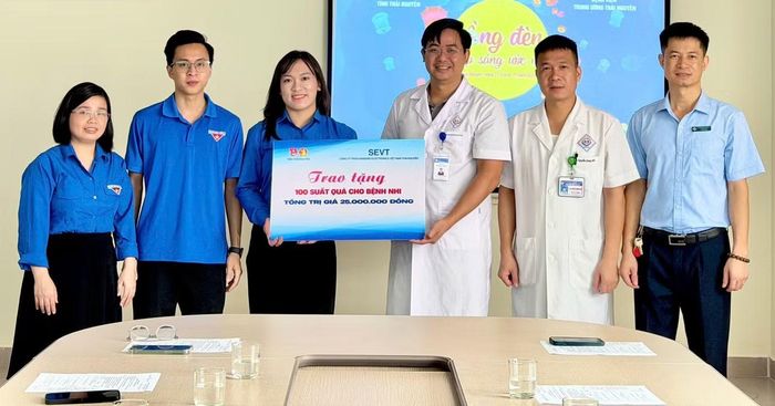 Tỉnh Đoàn - Hội đồng đội tỉnh Thái Nguyên trao biểu trưng cho Bệnh viện Trung ương Thái Nguyên ngày 23/9