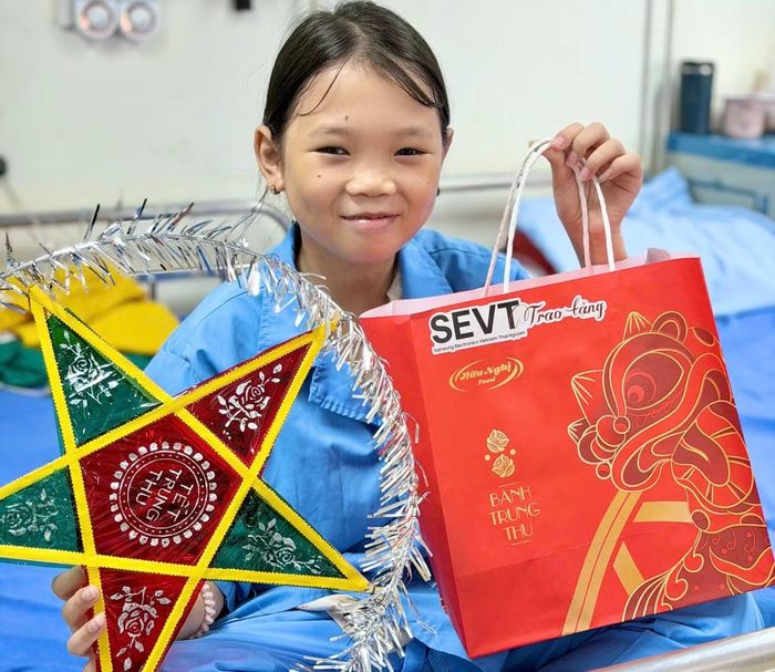 Tỉnh Đoàn Hội đồng Đội tỉnh Thái Nguyên tặng 100 suất quà cho các bệnh nhi.