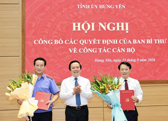 Ông Phạm Quang Ngọc - Bí thư Tỉnh ủy Hưng Yên, trao quyết định, tặng hoa chúc mừng ông Nguyễn Hoàng Dương và ông Nguyễn Xuân Sơn. (Ảnh: B.H.Y)