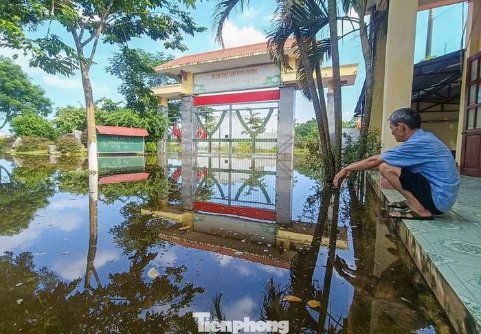 Cảnh ngập lụt tại Trường THCS Đồng Tiến.