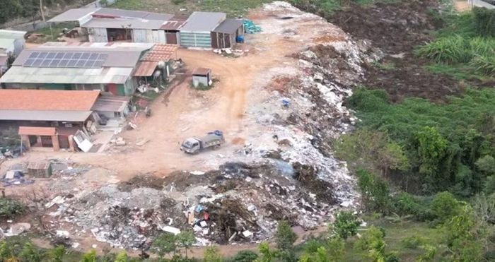 Đổ chất thải rắn bị trái quy định tại khu vực Đồi Trần Quý Cáp. Ảnh: Công an Đắk Lắk.