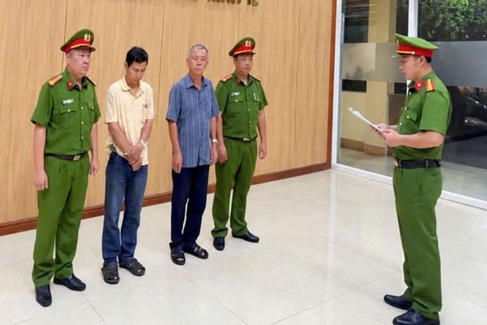 Hai đối tượng bị khởi tố về tội “Gây ô nhiễm môi trường”. Ảnh: Công an Đắk Lắk.