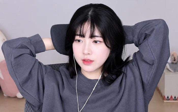 Streamer Soopi phải dừng livestream để tránh công kích.
