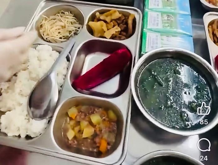Phụ huynh chụp suất ăn được cho là của học sinh Trường tiểu học Quảng Bị 1.