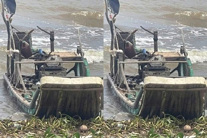 Chiếc bè mảng vẫn hoạt động trôi dạt vào bờ biển xã Diễn Châu.