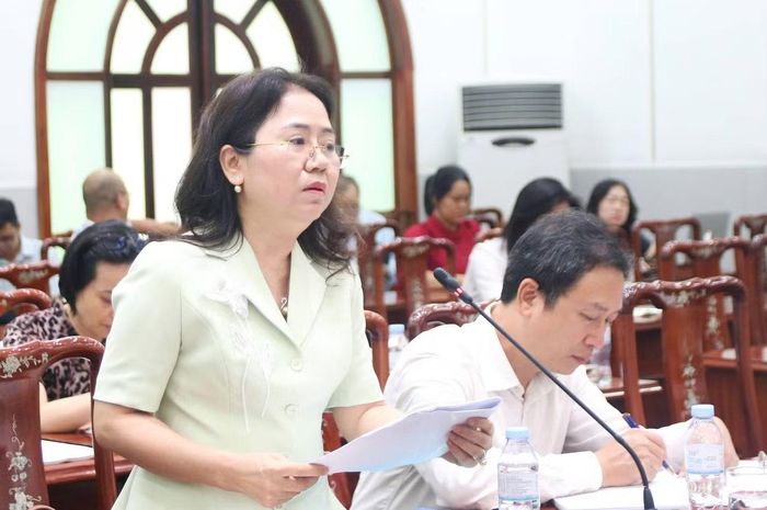  PGS.TS Nguyễn Thị Nga - Phó trưởng Khoa Pháp luật Kinh tế (Trường Đại học Luật Hà Nội) góp ý tại hội nghị. (Ảnh: T.Đ) 