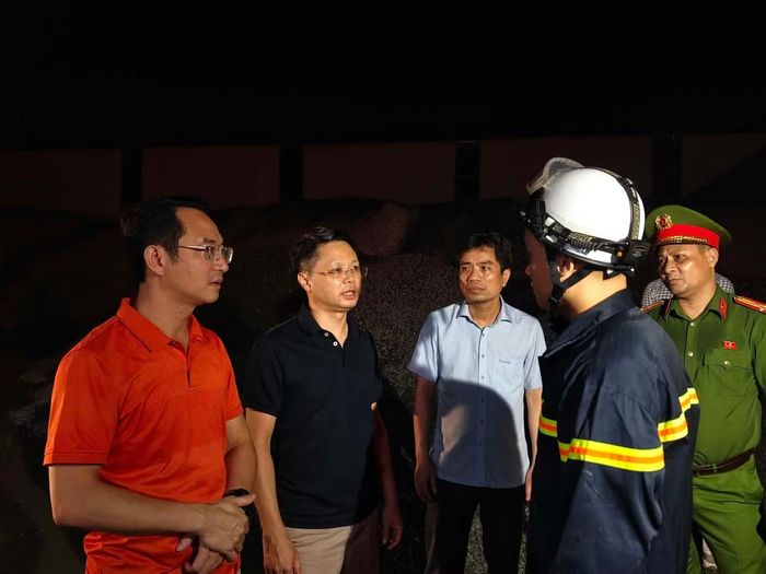 Lãnh đạo xã Sơn Đồng có mặt tại hiện trường chỉ đạo công tác chữa cháy.