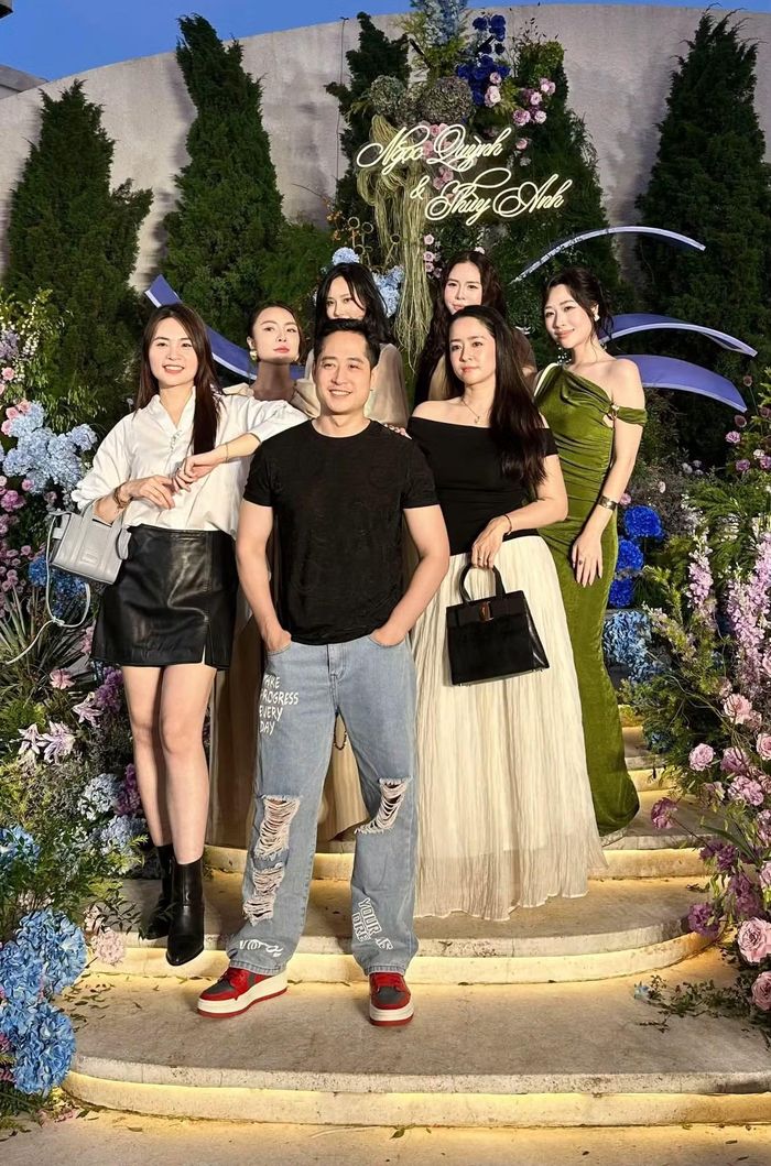 Nhiều nghệ sĩ dự đám cưới của Ngọc Quỳnh và Thùy Anh gồm NSND Trung Hiếu, NSND Công Lý, diễn viên Mạnh Hưng, Minh Tít,ơ Thương Cin, Mai Huê,