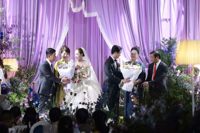 Thay vì mời rượu, cặp đôi tặng hoa cho bố mẹ hai bên.