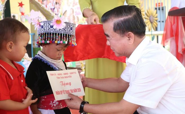 Ông Đỗ Đức Công - Phó Chủ tịch Thường trực HĐND tỉnh Thái Nguyên tặng quà cho các em