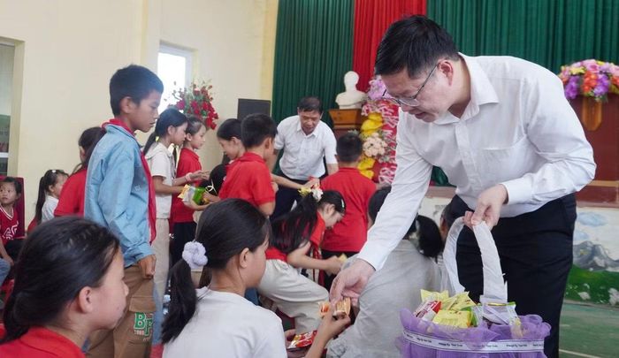Ông Đinh Quang Tuyên - Chủ tịch Ủy ban MTTQ tỉnh Thái Nguyên tặng quà học sinh.