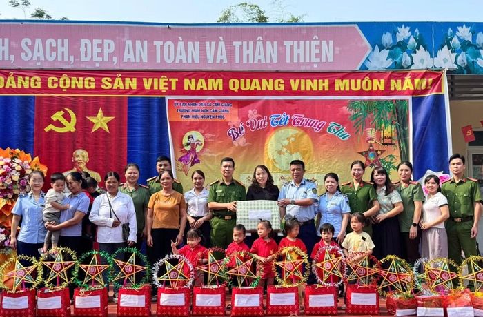 Các đơn vị thuộc Công an tỉnh thăm, tặng quà cho thiếu nhi