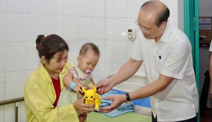 Sở Y tế Thái Nguyên tặng quà cho các bệnh nhi
