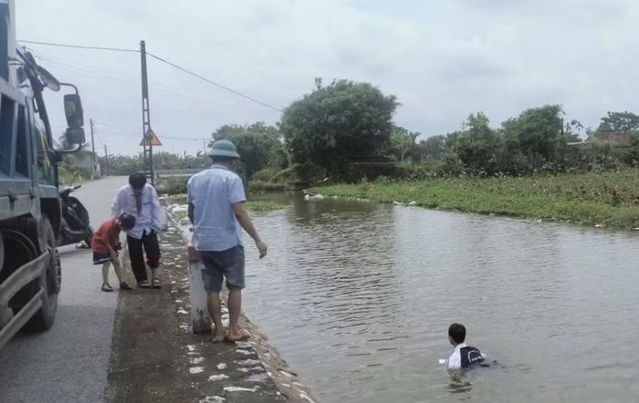 May mắn người lớn đã xuất hiện kịp thời để hỗ trợ các em.