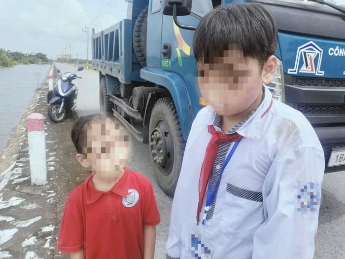 Hai cháu nhỏ được Hùng cứu.