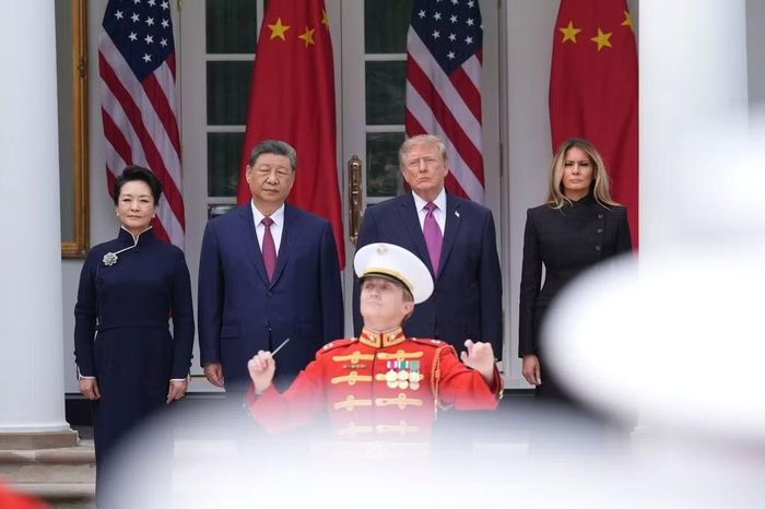 Tổng thống Mỹ Donald Trump, Đệ nhất phu nhân Melania Trump, Chủ tịch Trung Quốc Tập Cận Bình cùng phu nhân Bành Lệ Viên trong lễ đón chính thức tại Vườn Hồng Nhà Trắng ngày 24/9. (Ảnh: AP)