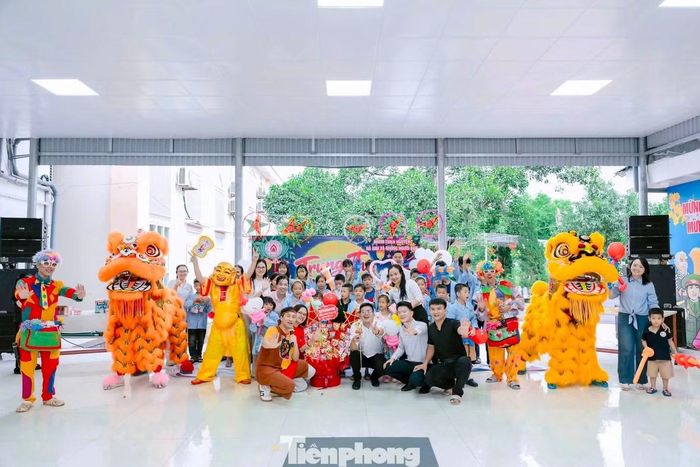 Đội lân giao lưu, chụp ảnh cùng các em nhỏ trong không khí rộn ràng của mùa Trung thu.