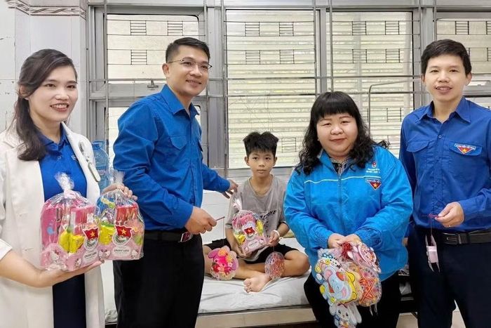 Anh Trần Đăng Khoa - Phó Bí thư Thường trực Tỉnh Đoàn Cà Mau (thứ 2 từ trái sang) đến Bệnh viện Sản - Nhi Cà Mau thăm, động viên các em thiếu nhi đang điều trị bệnh.