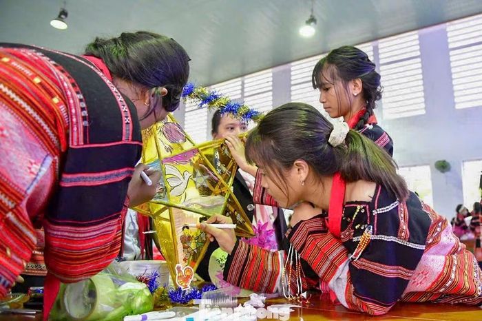Các em học sinh tự làm những chiếc lồng đèn Trung thu.