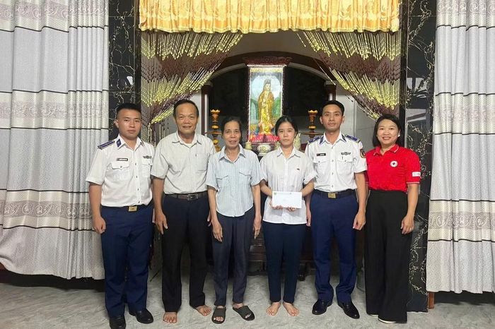 Trao quà hỗ trợ học sinh có hoàn cảnh khó khăn tại Quảng Trị, Quảng Ngãi.