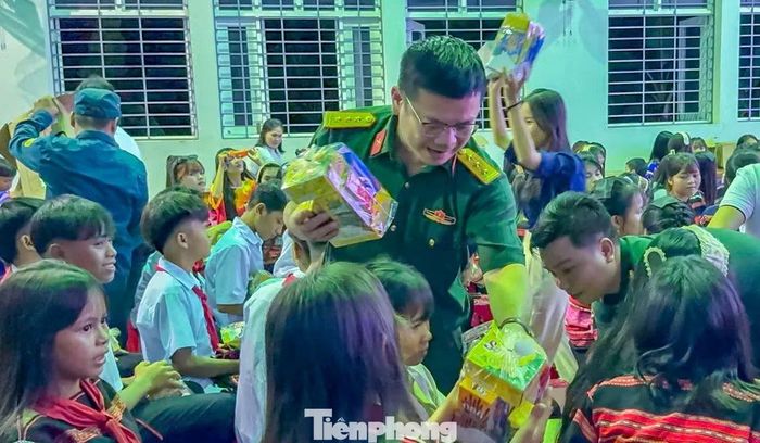 Các em học sinh hào hứng giao lưu, trả lời câu hỏi của chị Hằng và nhận những phần quà Trung thu.