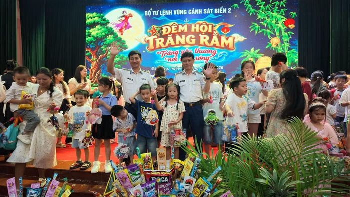 Chương trình “Đêm hội trăng rằm” với chủ đề “Trăng yêu thương nơi đầu sóng” tại Vùng Cảnh sát biển 2.