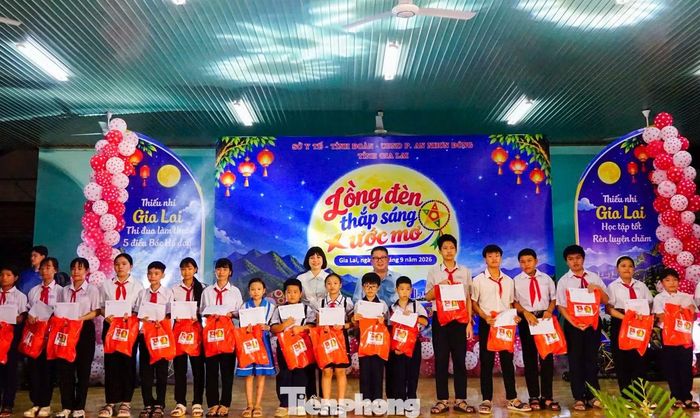 Trao tặng quà cho các em học sinh. Ảnh: Trương Định