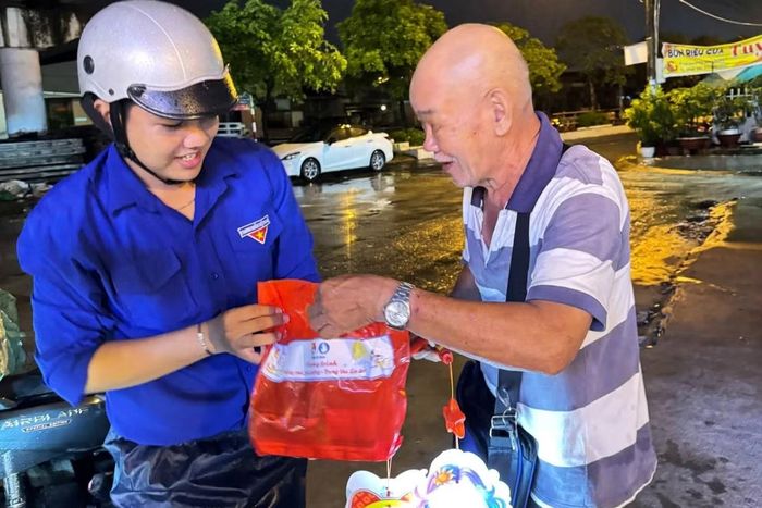 Chương trình gửi những phần bánh đến các cụ già bán vé số, công nhân vệ sinh môi trường đang mưu sinh trên đường phố.