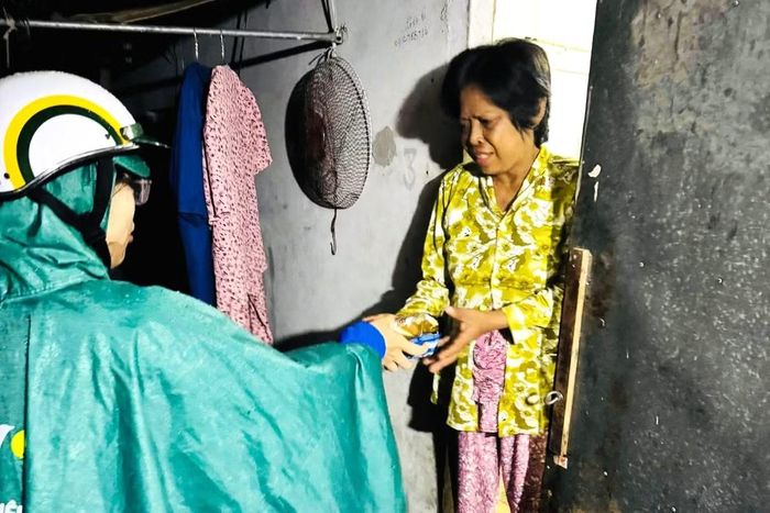 Đặc biệt, đoàn đã đến khu vực hẻm chạy thận, nơi có nhiều bệnh nhân thường xuyên điều trị cùng các gia đình và trẻ em còn nhiều khó khăn đang sinh sống.