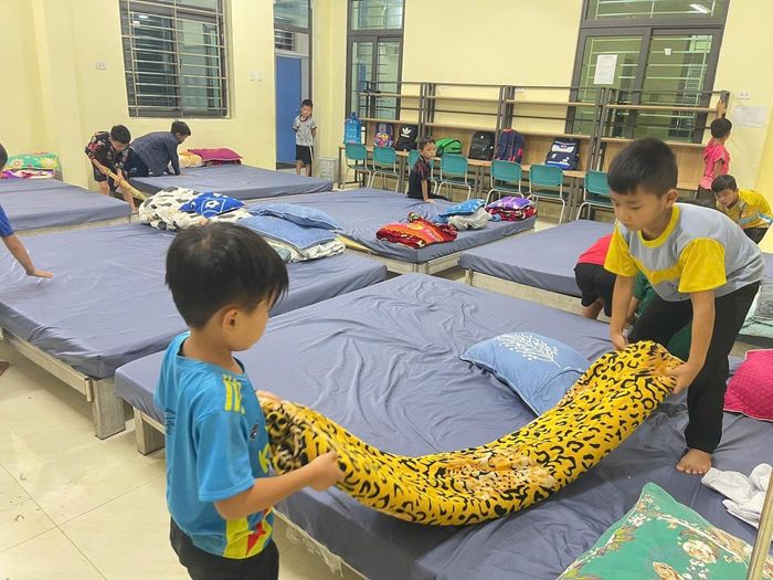 Trong tổng số 1.050 học sinh của Nhà trường, 860 em được bố trí ở nội trú và 190 em học bán trú. Cuộc sống tại ngôi trường mới đang từng bước đi vào nề nếp.