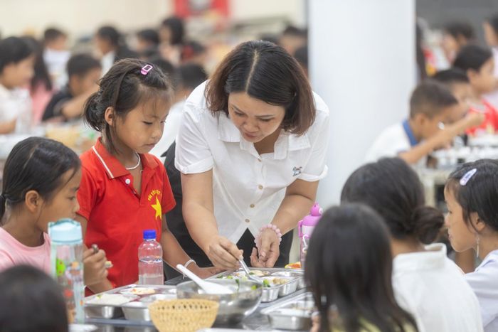 Thầy cô không chỉ giảng dạy mà còn chăm sóc học sinh trong từng bữa ăn, giấc ngủ và hoạt động sinh hoạt hằng ngày.