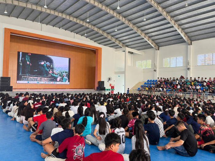  Các em học sinh xem bộ phim "Mưa đỏ" trong buổi sinh hoạt ngoại khóa. 