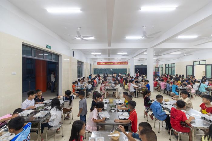 Mỗi ngày, những suất cơm nóng được chuẩn bị rất đúng giờ để phục vụ học sinh.
