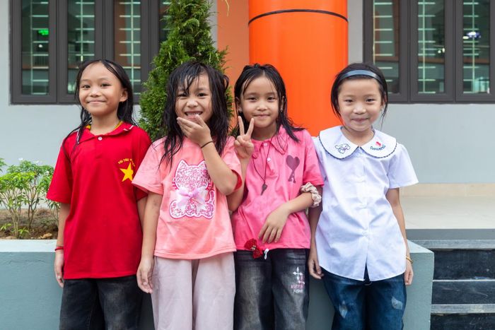 Giữa núi rừng Tây Bắc, niềm hạnh phúc dường như đang hiện hữu một cách cụ thể.
