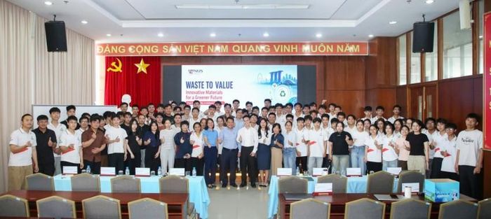 Thầy trò PVU cùng PGS.TS. Dương Minh Hải tại hội thảo.