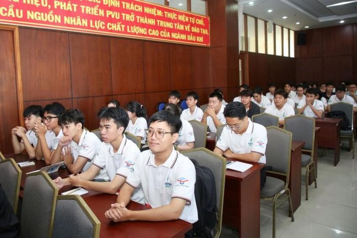 Sinh viên PVU chăm chú lắng nghe chia sẻ của PGS.TS. Dương Minh Hải.