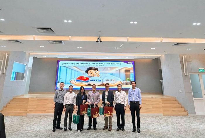 Lãnh đạo LSP trao quà lưu niệm cho đại diện các đơn vị tham dự trao đổi và chia sẻ kinh nghiệm tại chương trình