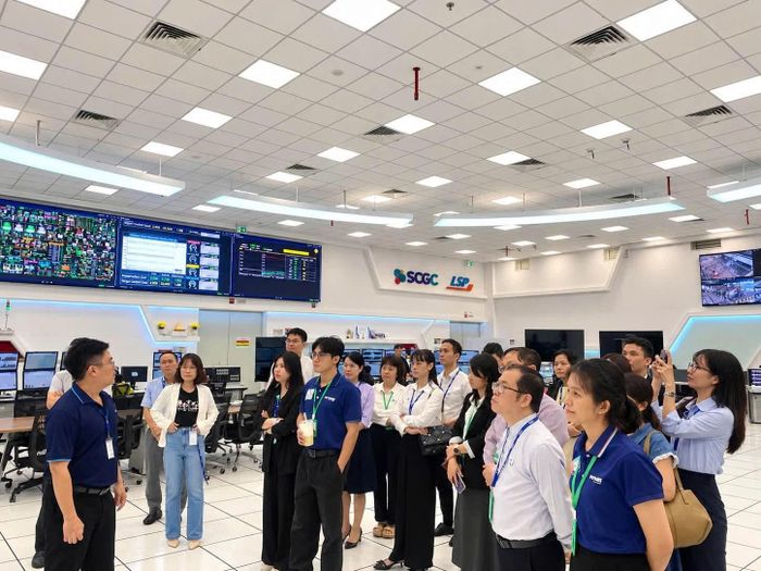 Đoàn tham quan và tìm hiểu thực tế hoạt động tại Nhà máy Hóa dầu Long Sơn