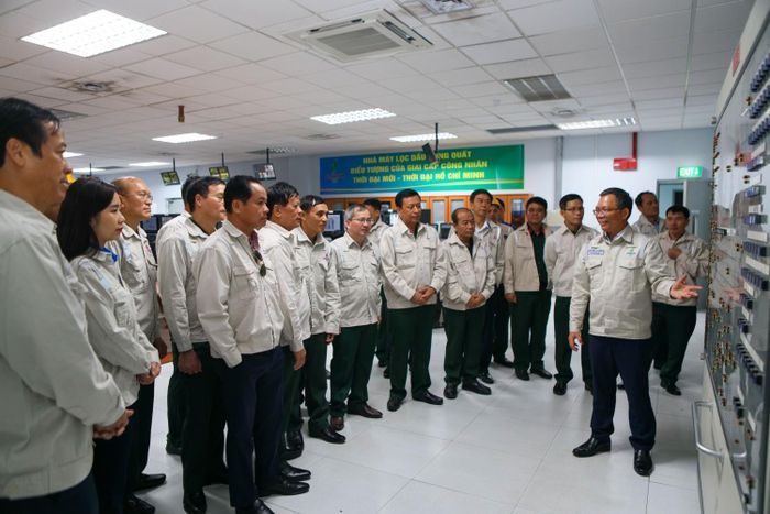Đồng chí Cao Tuấn Sĩ - Giám đốc NMLD Dung Quất chia sẻ về quy mô và tình hình sản xuất các sản phẩm tại NMLD Dung Quất.