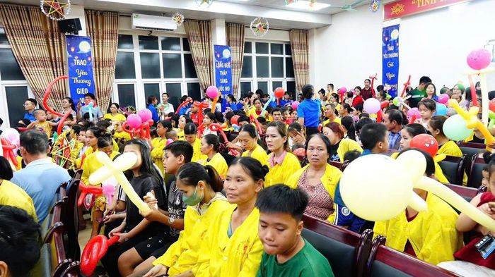 Người nhà và bệnh nhi tại Bệnh viện Nhi Thanh Hóa được tổ chức đón Trung thu sớm