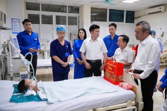 Bí thư Tỉnh ủy Thanh Hóa, Lê Đức Thái thăm, tặng quà cho bệnh nhi tại Bệnh viện Nhi Thanh Hóa