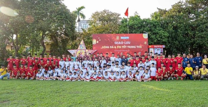 CLB Bóng đá Thanh Hóa tổ chức đá bóng, giao lưu, tặng quà cho trẻ em Làng trẻ SOS