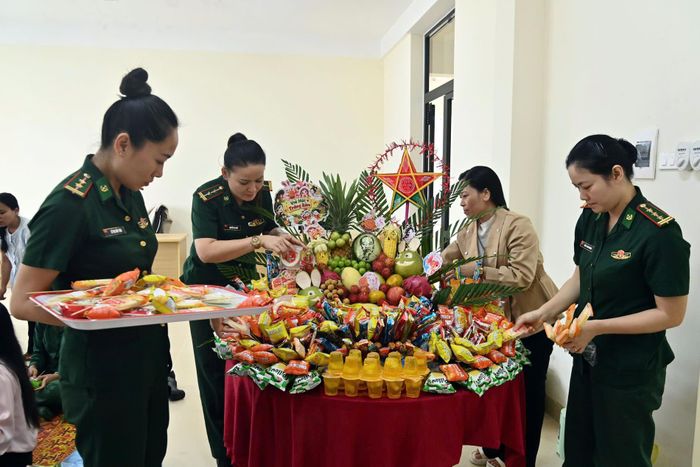 Bầy mâm cổ Trung thu.